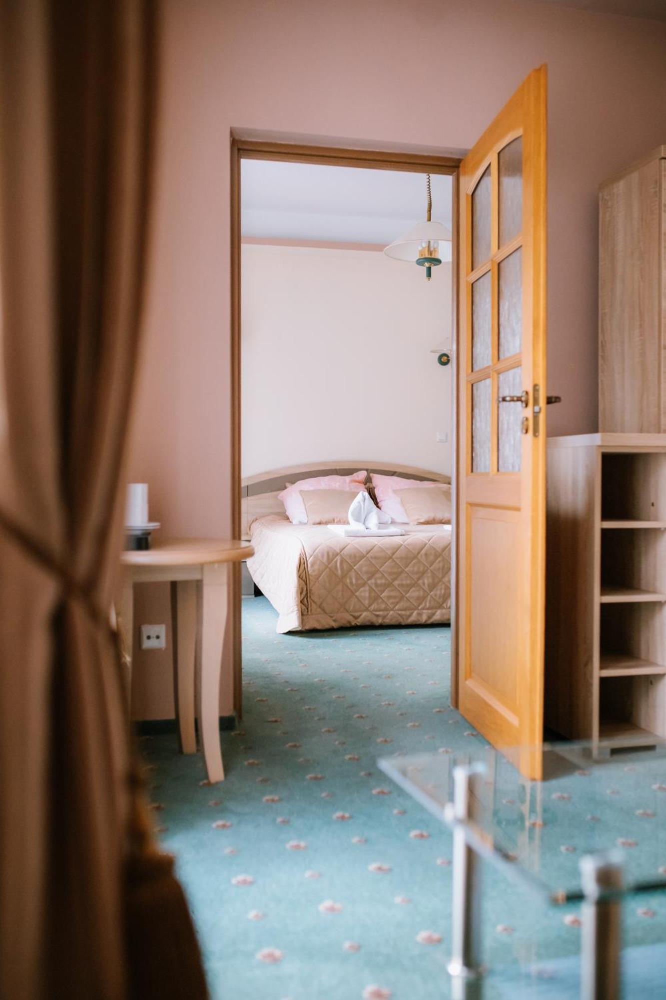 Osrodek Szkoleniowo Wypoczynkowy Roznow Hotel Екстериор снимка